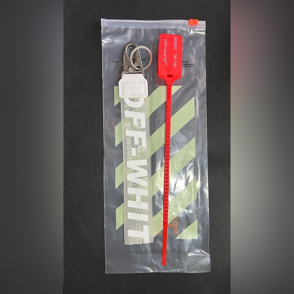 Off-white Lanyard Keychain with industrial clasp (White)